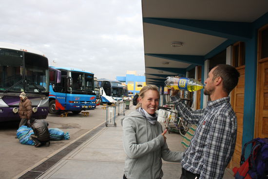 Von Juliaca fahren wir mit dem Linienbus 270km nach Cusco. Mit viel Inka Kola, eine Mischung aus Red Bull und Ahoj Brause, bleibt die Stimmung aber weiter gut. Morgen geht es für 5 Tage auf den Salkantay Trail.