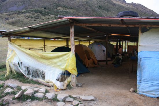Die erste Uebernachtung nach 5 Stunden Wanderung in Soraypampa. In der Nacht sank die Temperatur unter 0 Grad.