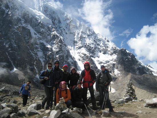 Die ganze Truppe auf dem hoechsten Punkt des Trails auf 4620m, im Hintergrund die Suedwand des Salkantay .