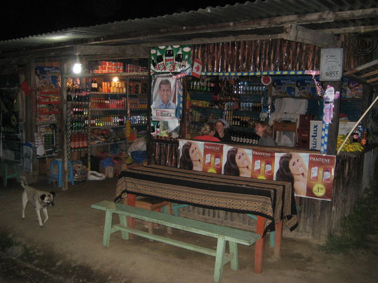 Die 3. Uebernachtung in Sahuayaco. Unser Abendessen wird in einem der vielen Kioske im Ort serviert.