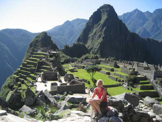 Um 3.40 Uhr starten wir mit Stirnlampen bewaffnet Richtung Machupicchu, um den Sonnenaufgang ueber den Ruinen zu erleben.
Spaeter besteigen wir den Wayna Picchu, hier rechts im Hintergrund zu sehen.
