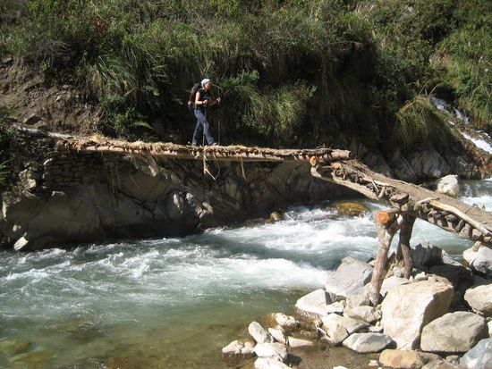Der Weg fuehrt uns ueber die eine oder andere nicht besonders vertrauenserweckende Bruecke.