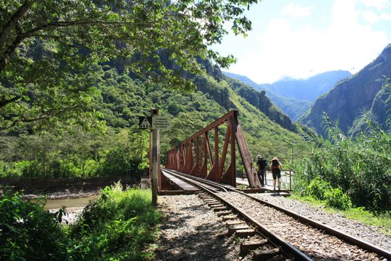 Am 4. Tag geht es 3 Stunden an den Bahngleisen entlang nach Aguas Calientes.