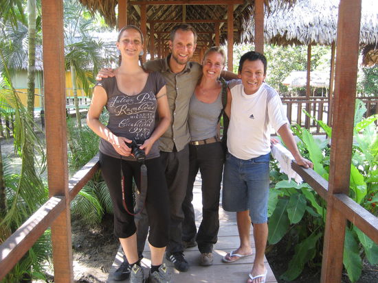 Abschied vom Urwald und von Isa. Für Bettina und Peter geht es nämlich in den Flieger und zurück nach Deutschland. Isa bleibt noch ein paar Tage laenger an diesem abgeschiedenen Ort, bevor auch sie sich auf den Weg zurück macht.
ENDE!!!