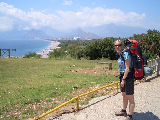 Im Hintergrund von Antalya sind die ersten Berge erkennbar über die der Weg uns führt.