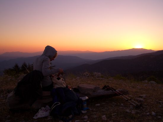 Übernachtung auf einer Bergkuppe. Nach Sonnenuntergang wird es hier heroben recht kühl.