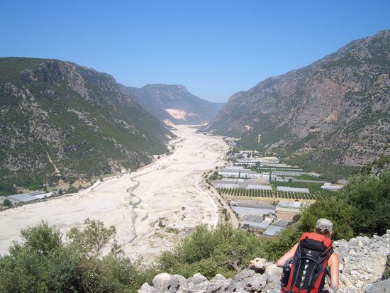 Kurz vor Demre ein trocken gefallenes Flussbett.