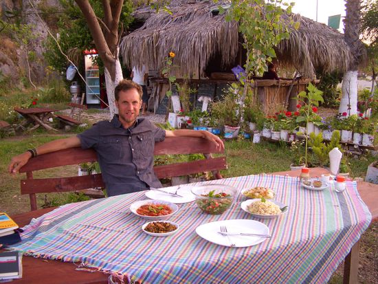 Neben den bekannten türkischen Fleischgerischte sind vor allem die vegetarischen Vorspeisen lecker. Hier auf dem Campingplatz von Andriake.