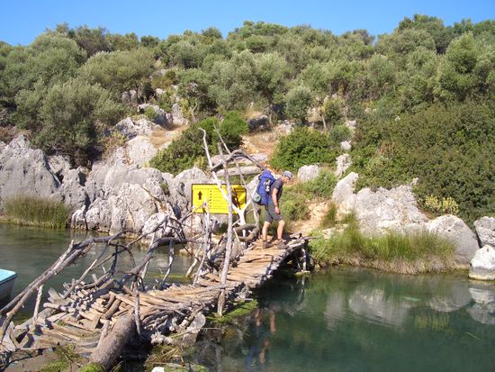 Die Brücke nach dem Strand von Andriake.