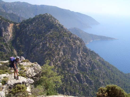 Zwischen Xanthos und Kabak führt der Weg an steilen Bergrücken entlang.