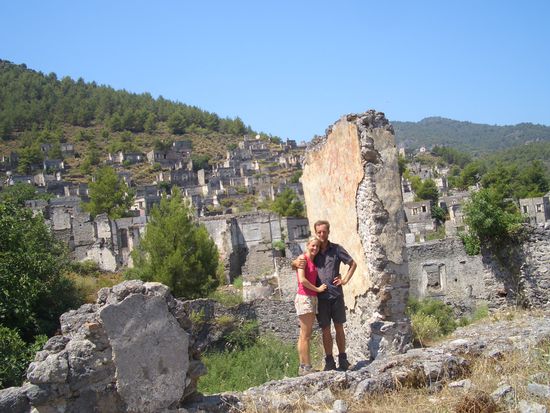 Auf dem Weg nach Fethiye kommt man noch durch die Geisterstadt Kayaköy. Die griechischen Bewohner wurden nach dem türkischen Befreiungskrieg 1922 nach Griechenland zwangsumgesiedelt.