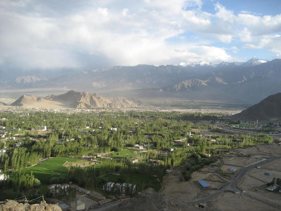 Blick auf Leh, dahinter das Indus-Tal und der Zanskar-Gebirgszug.