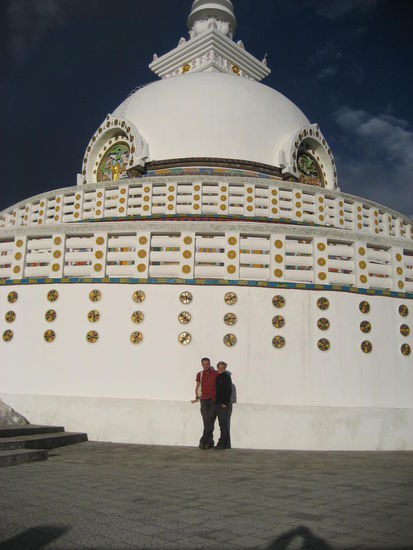 Der Shanti-Stupa ist der größte Chörten von Leh. Diese Bauwerke stehen in kleiner Form an jedem Ortseingang.