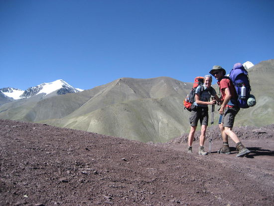 Auf dem Pass "Stok La" mit 4875 m. Im Hintergrund der Stok Kangri mit 6153 m einer der "leichten" 6000er in der Zanskar Region.
