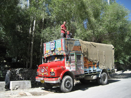 Ein kleiner Traum geht in Erfüllung: 1x mit einem waschechten indischen Truck mitfahren. Der freundliche Trucker nimmt uns die 100 km zwischen Nimmu und Lamayuru mit.