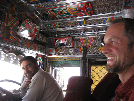 Nicht nur die Außengestaltung seines Trucks hat er selbst vorgenommen, wie er sagt, auch das Innere des geräumigen Führerhauses wurde selbst gebaut.