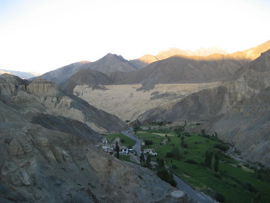 Inmitten endloser Steinwüste liegt der Ort Lamayuru, unser Startpunkt für die große Zanskar-Durchquerung.