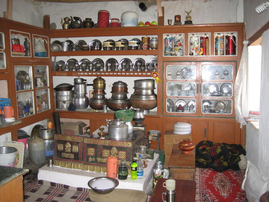 Gerne durften wir die Küche unserer stolzen Gastgeberin fotografieren. Hier bekamen wir ein reichhaltiges Abendessen und Frühstück. Inkl. Übernachtung kostet das hier oben umgerechnet 3,50 € p. P.