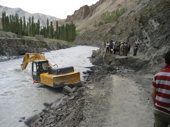 Da es wegen Erdrutsche immer wieder zu Straßenschäden kommt, kann sich die Weiterfahrt manchmal um Tage verschieben. Hier hatten wir Glück, können wir doch zu Fuß die Stelle schnell passieren.
