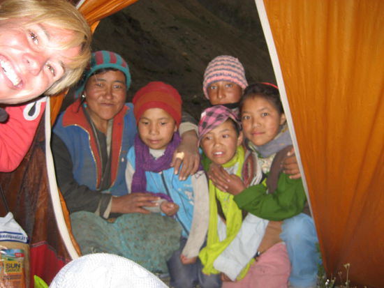 die 5 neugierigsten Einwohner kommen zu Besuch an unser Zelt.