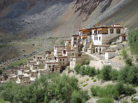 Das Kloster Lingshed, wo wir nicht nur an einem großen Dorffest mit Reis, Buttertee und Chang (tibetisches, leicht säuerliches Gerstenbier) teilnehmen dürfen,