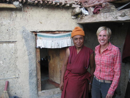 sondern auch von einem Mönch zum Abendtee und Frühstück am nächsten Morgen eingeladen werden. Er bewohnt seit seiner Kindheit eine Mönchszelle mit ca. 10m², die er mit einem zweiten Mönch teilt.