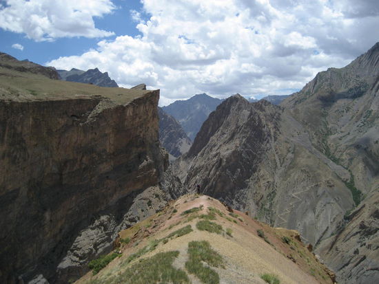Imposante Felsformationen, tiefe Schluchten und wie im Hintergrund zu sehen auch (leider) hohe Pässe liegen auf dem Weg. Der Weg auf der rechten Bildseite bedeutet 525 Höhenmeter nach oben.