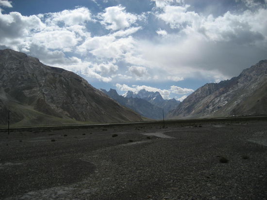 Die 320 km von Padum nach Kargil werden wir mit einem Kleinbus mitgenommen. Wegen der zum Großteil nicht geteerten Straßen dauert die sehr holprige und staubige Fahrt ganze 11 Stunden! Hier im Hintergrund der Nun (7135m) und Kun (7077m).