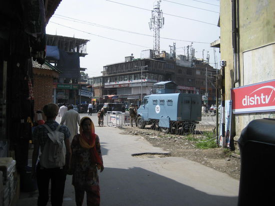 Aufgrund des Kaschmirkonfliktes zwischen Pakistan und Indien ist in Srinagar die Armee an jeder Straßenecke präsent. Die überaus freundlichen und hilfsbereiten Soldaten geben einem aber auch gleichzeitig das Gefühl von Sicherheit.