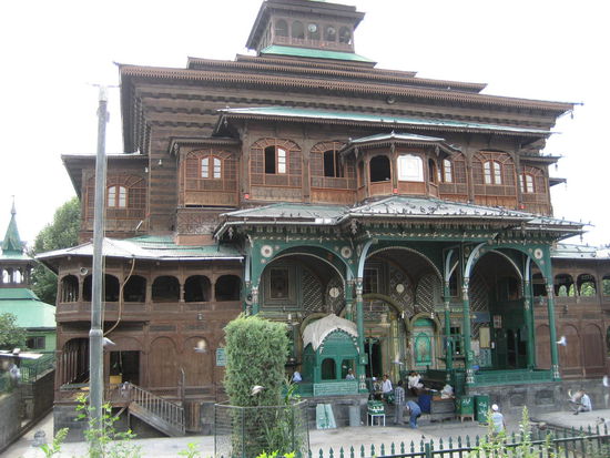 Die Khan Kahi Moschee in der Altstadt. Srinagar ist überwiegend muslimisch. Hinduisten und vor allem Buddisten sind hier, im Gegensatz zum Bergland, in der Minderheit.