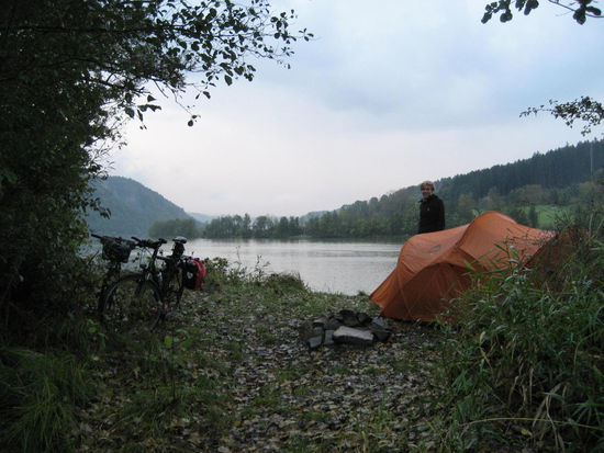 Unser zweiter Schlafplatz direkt an der Donau, für ein wärmendes Feuer war es leider zu nass.