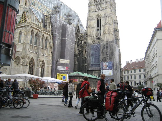 Vor dem Stephansdom. Nach 560 km, innerhalb von 5 Tagen, haben wir heute am Donnerstag unser 1. Ziel erreicht: Wien. Ab jetzt wird die Stadt erkundet und morgen gehts weiter Richtung Budapest.