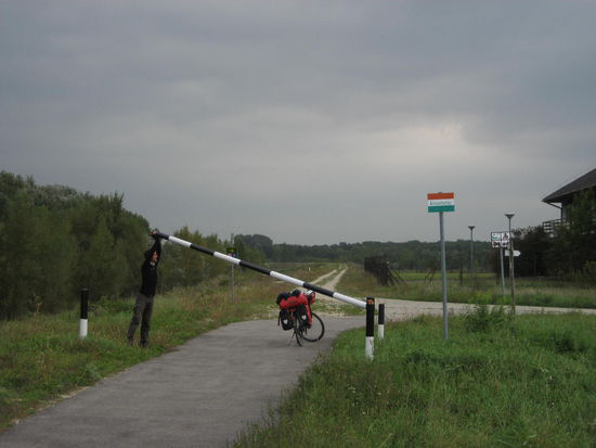 Die Grenze zwischen der Slowakei und Ungarn wird nicht mehr bewacht. Die Schranke an der Euro Velo Route 6 dürfen wir selbst öffnen.