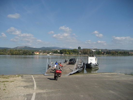 Es werden im Verlauf der Strecke weniger Brücken, dafür immer mehr Fähren, die die Donauufer verbinden.