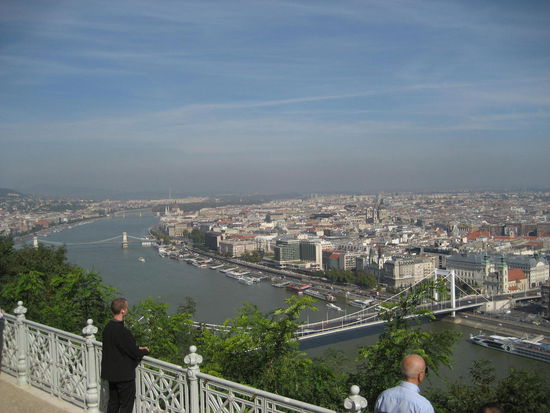 Budapest! Die Hauptstadt der Donau und neben Wien nicht nur eine der grössten, sondern sicherlich auch eine der schönsten Städte.
