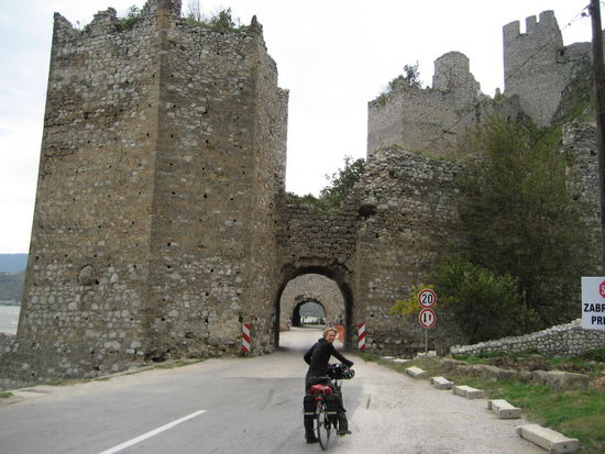 Sicher eines der Höhepunkte der Radroute ist das sog. eiserne Tor, das gut hundert Kilometer nach Belgrad beginnt. Hier hat sich die Donau über viele Jahrhunderte ihren Weg zwischen die Felsen der Karpaten und des Balkangebirges gegraben. Zu Beginn des eisernen Tores steht die Festung Golubac aus dem 14. Jahrhundert.