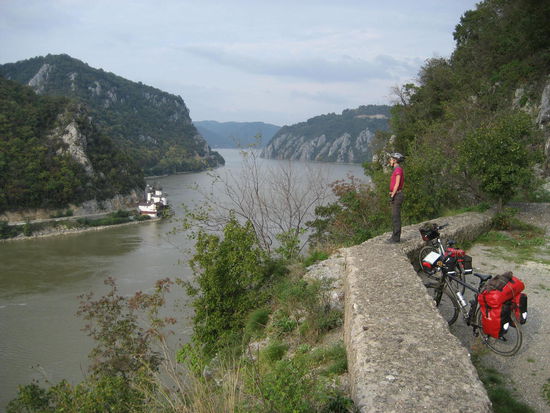 Hier ein Blick auf das eiserene Tor, wo sich die Donau bis auf 150 m zusammenzwängt.