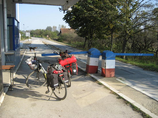An einem Tag schaffen wir es mit dem Fahrrad drei Länder zu bereisen. Von Serbien aus überqueren wir hier die Grenze nach Bulgarien um ca. 50 Kilometer und drei Stunden später nach Rumänien zu fahren. Da ist es manchmal gar nicht so einfach, was die Landeswährungen betrifft, den Überblick zu bewahren.