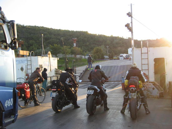 Von Rumänien geht es hier wieder per Fähre zurück nach Bulgarien. Auf dem Boot waren wir die Passagiere mit den wenigsten PS unter dem Sattel, aber mit dabei in der ersten Reihe