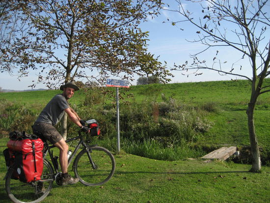 Ab Serbien ist die Route an der Donau entlang nicht mehr ganz so komfortabel wie zuvor. Der Weg führt uns zum Teil auf befahrene Straßen und zum Teil auch auf unbefestigte Wege wie hier.