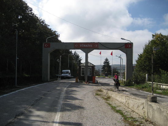 Nach 7 Ländern (und 6 verschiedenen Währungen):
Deutschland
Österreich
Slowakei (Euro)
Ungarn (Forint)
Serbien (Dinar)
Rumänien (Lei)
Bulgarien (Lew)
kommen wır in der Türkei (Lira) an.