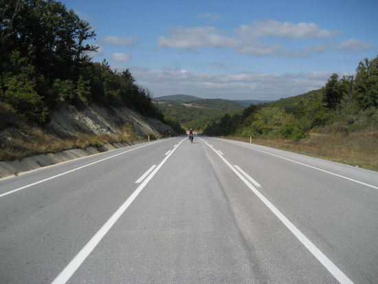 Seitdem wir die Donau verlassen haben, gilt es einige Berge zu überwinden.
Dafür sind in der Türkei, im Vergleich zu Bulgarien, die Strassen traumhaft.