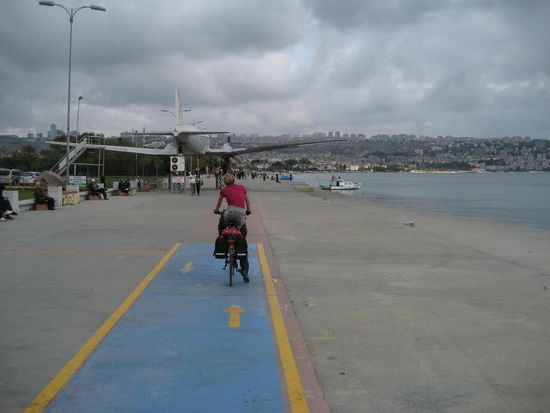 Im Speckgürtel von Istanbul gibt es sogar einen Radweg. Die Länge beträgt stolze 20 m.