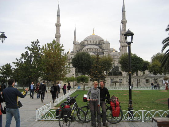 Geschafft! Nach 22 Tagen und 2186 selbstgefahrenen Kilometern erreichen wir unser Ziel İstanbul. Hier unsere Räder vor der blauen Moschee.