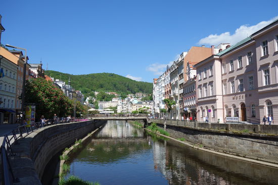 Karlsbad: Gehört zu den berühmtesten und traditionsreichsten Kurorten der Welt. An jeder Ecke kann man sich mit 65 Grad heißem Solewasser den Mund verbrennen.