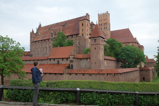 Die Marienburg 60 km südlich von Danzig ist ein Meisterwerk der Verteidigungs- und Wohnarchitektur des Spätmittelalters.
Neben dem größten gotischen Burgkomplex ist sie das größte von Menschenhand errichtete Ziegelbauwerk der Welt.
Hier wohnten ab 1309 für über 100 Jahre die Großmeister des Ritterordens.