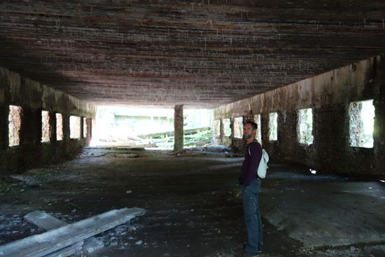 Die Wolfsschanze entstand als Führerhauptquartier im Zusammenhang mit dem Angriff der Nazis auf die Sowjetunion.
Hier verübte Graf von Stauffenberg ein Attentat auf Hitler, das durch einige unglückliche Umstände, u.a. den großen Eichentisch im Raum, missglückte.