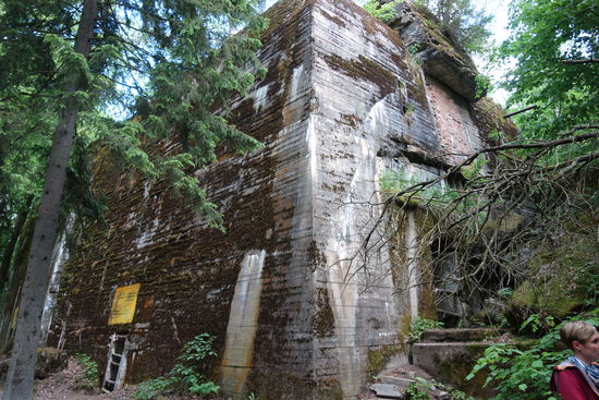 Hier der Führerbunker mit einer 8 m dicken Betondecke.
Kurz vor Kriegsende versuchten die Deutschen und anschließend die Russen alle Anlagen zu sprengen, was nur teilweise funktionierte.