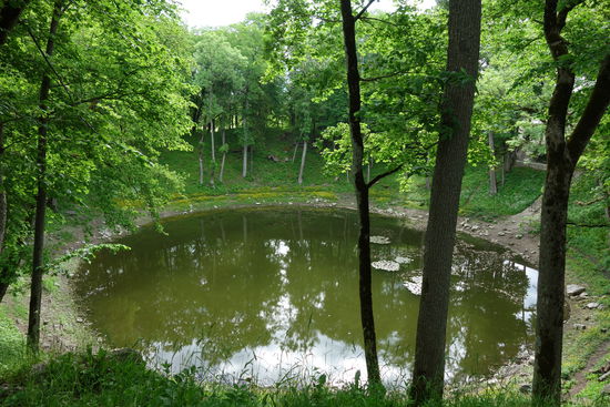 Auf Saaremaa befinden sich einige Meteoritenkrater. Im Größten hat sich ein See gebildet.