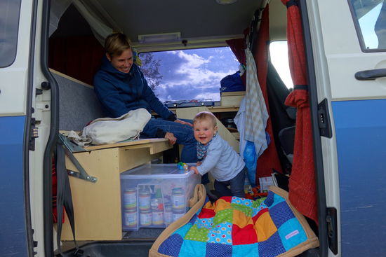 Samuel bewacht seinen Essensvorrat.